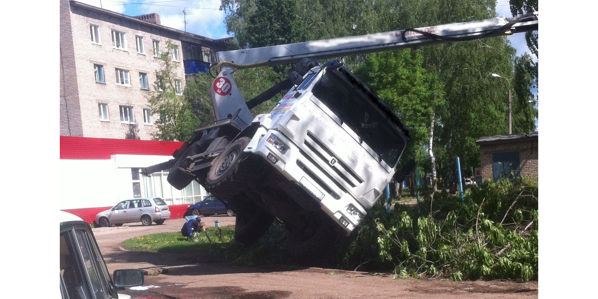 В Башкирии во дворе дома упала автовышка - Новости - Уфа - UTV