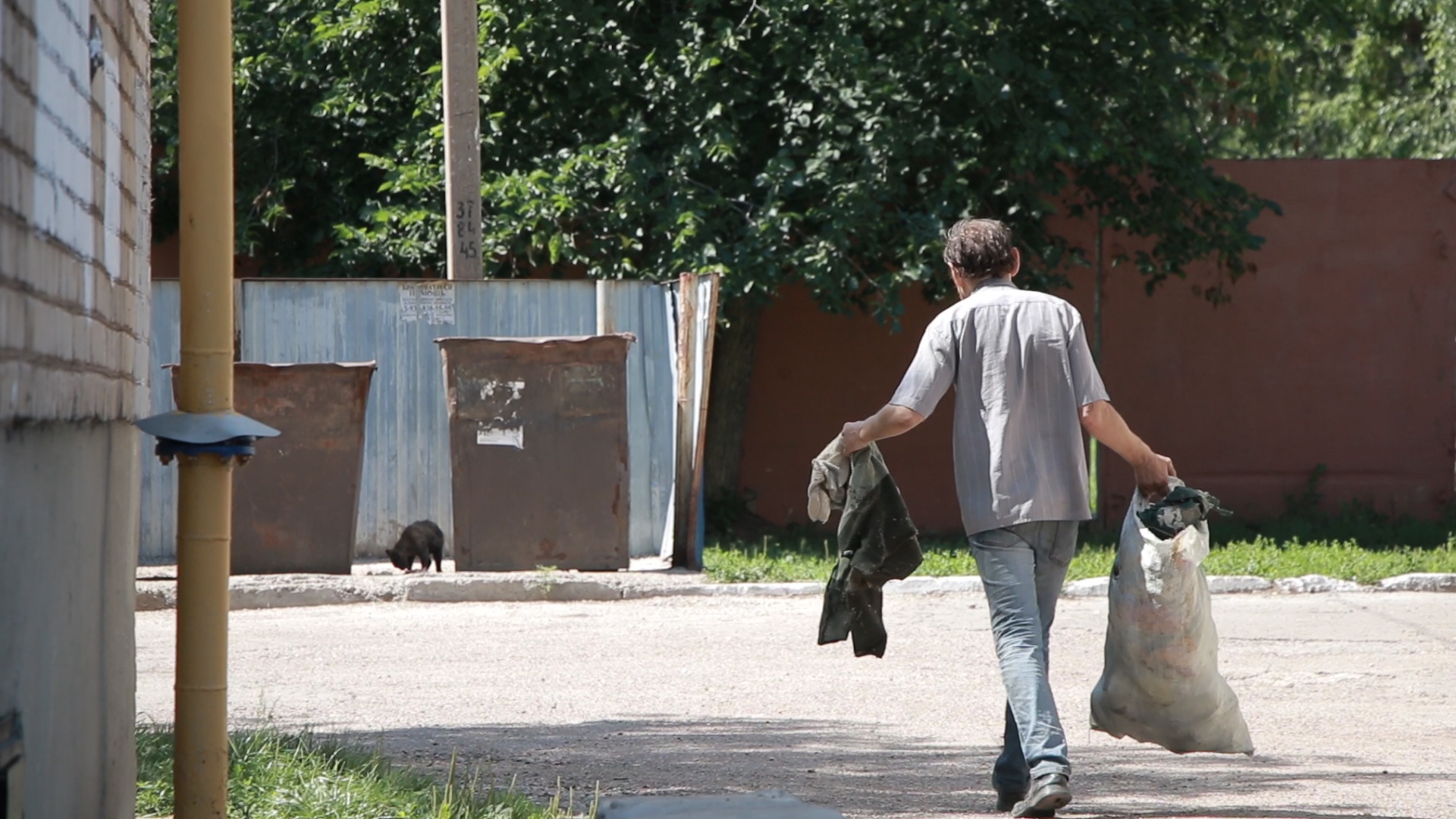 В Башкирии мужчина сделал из своей квартиры свалку и превратил жизнь соседей  в ад - Новости - Уфа - UTV