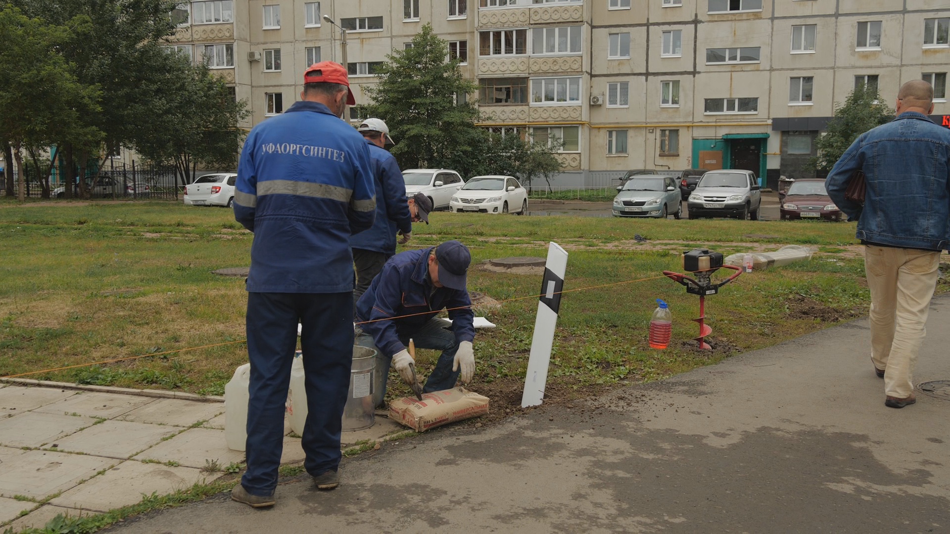 Борьба со стоянками на газонах в Уфе продолжается. Помогают ли  антипарковочные столбики? - Новости - Уфа - UTV