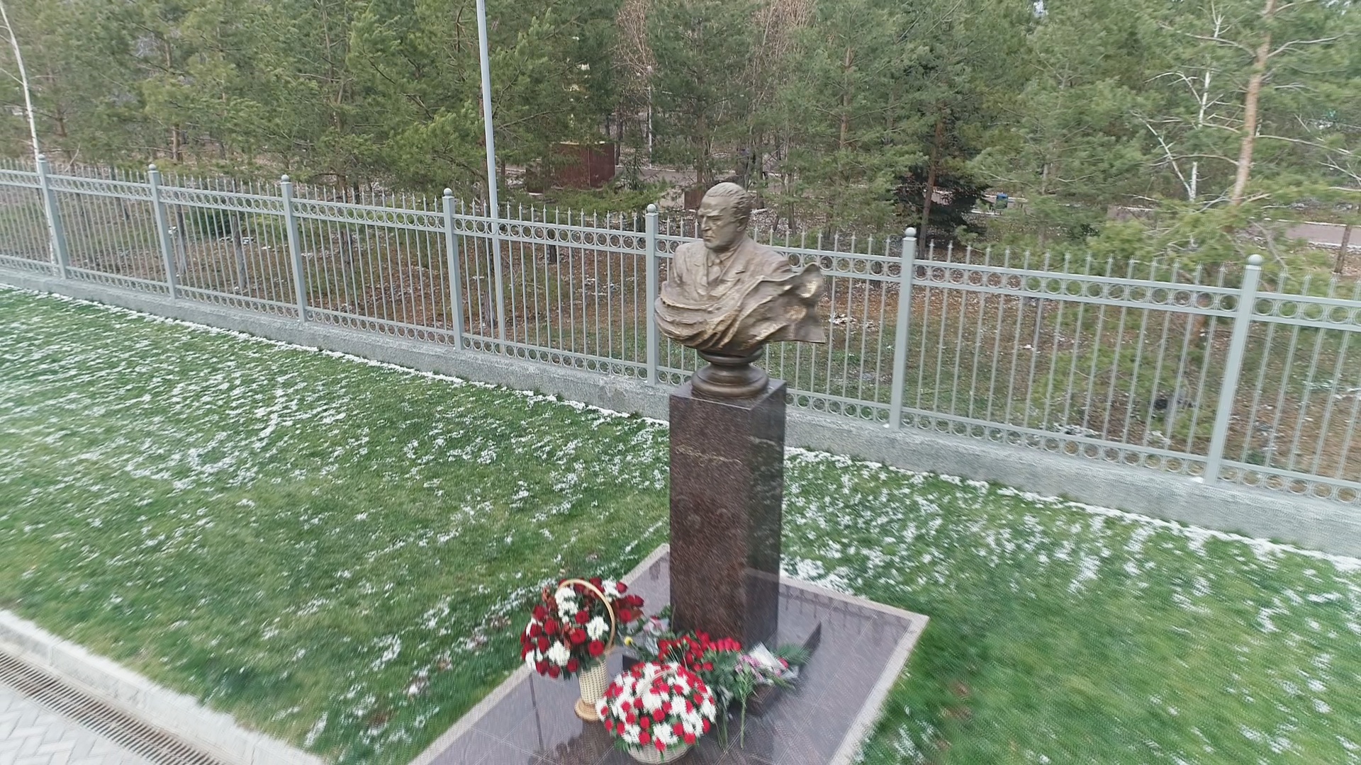 Памятник Черномырдину в черном Отроге
