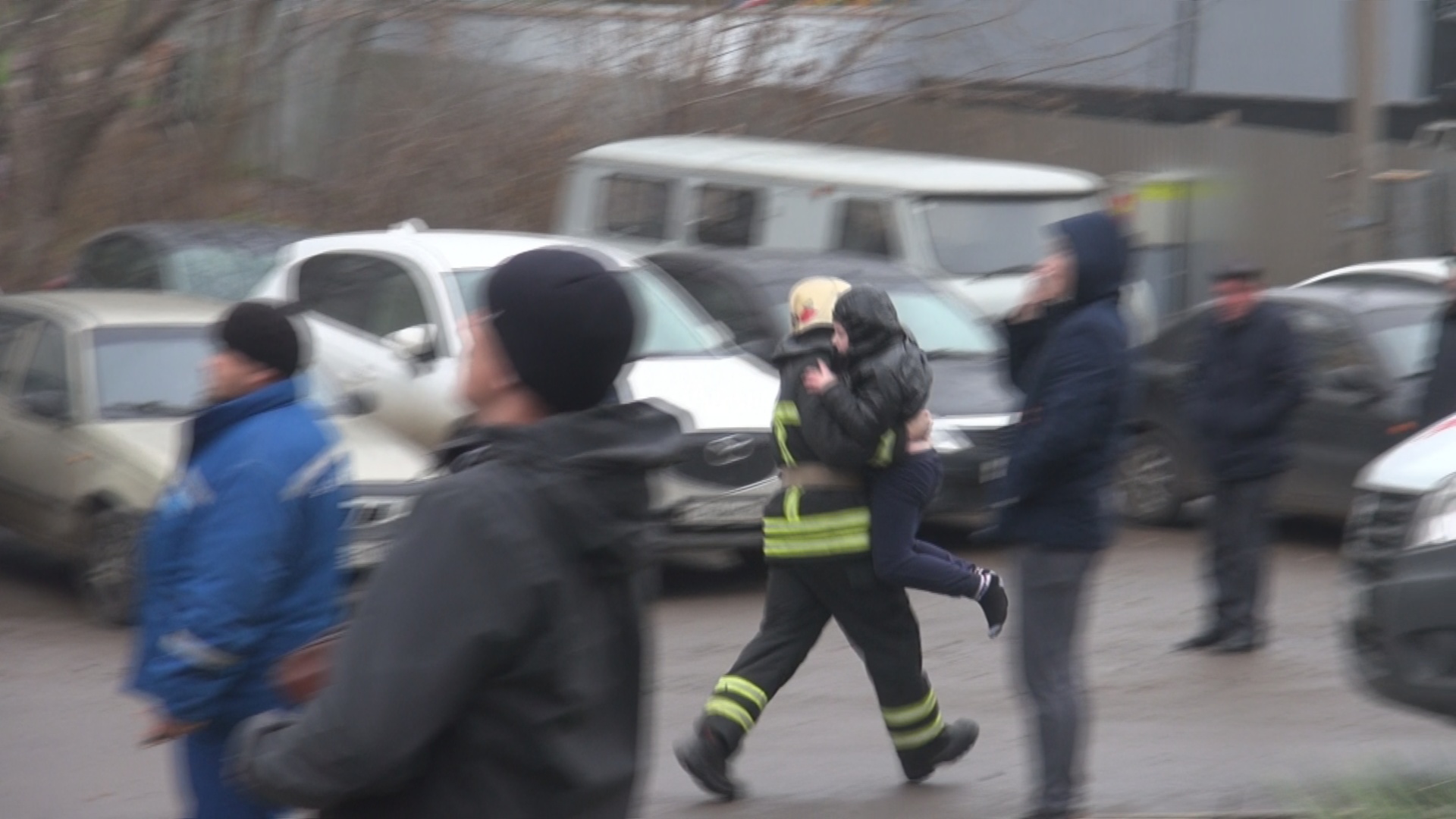 В Уфе загорелся многоэтажный дом. Жители винят в пожаре психически  неуравновешенного соседа - Новости - Уфа - UTV