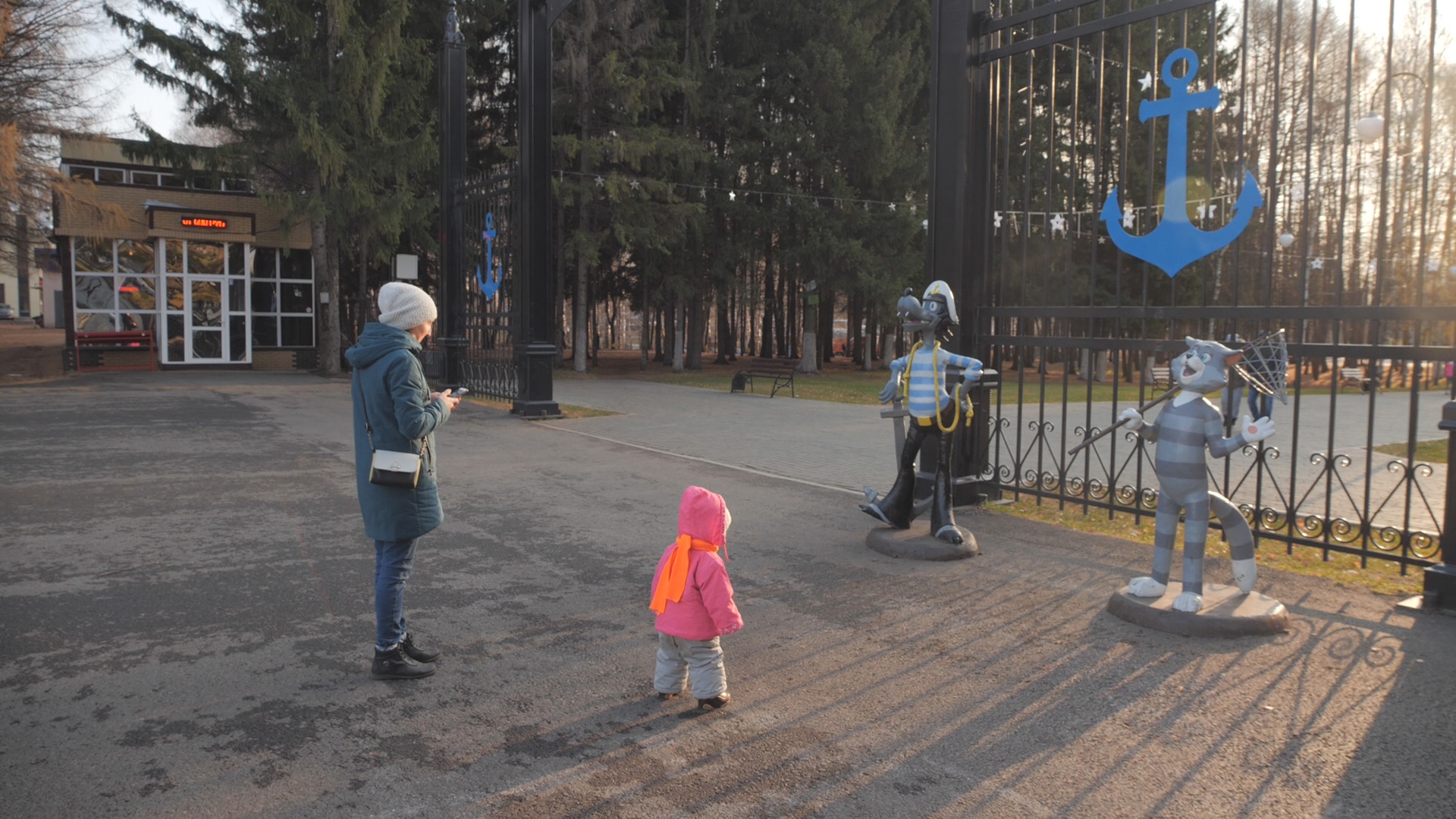 На входе в уфимский парк установили фигуры Волка и Матроскина. Зачем городу  такие арт-объекты? - Новости - Уфа - UTV