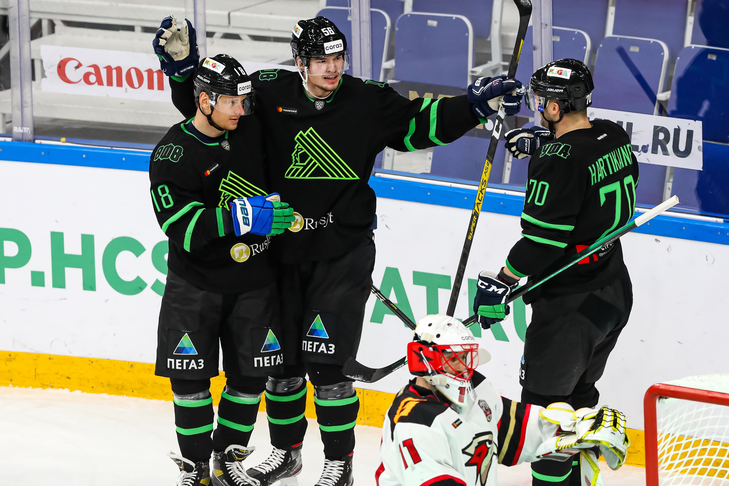 Пресс конференция салават юлаев. Фото хоккеистов Салават Юлаев на льду.