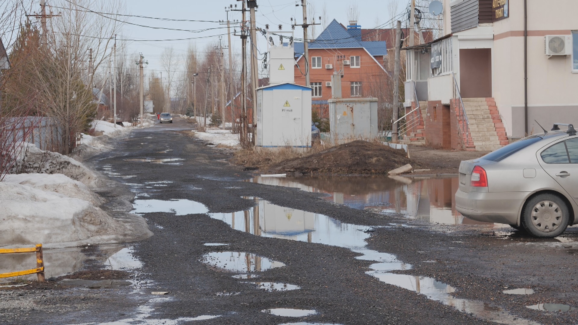 Блохи, хлам и гигантские лужи. Жители поселка под Уфой жалуются на  управляющую компанию - Новости - Уфа - UTV