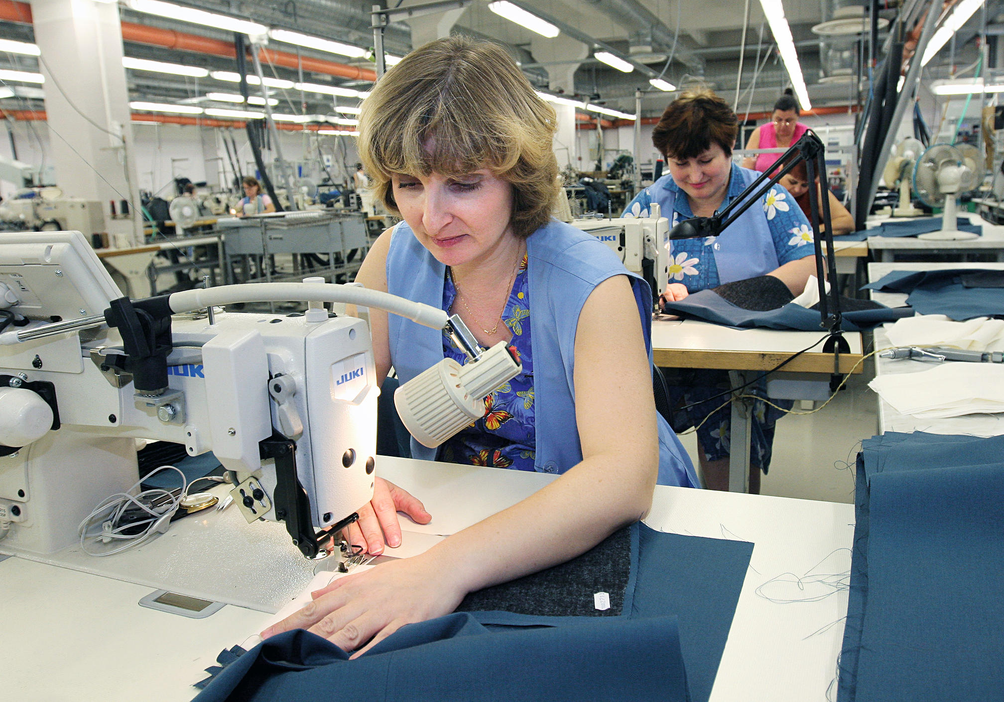 Про швейную фабрику. Текстильное производство. Швейная легкая промышленность. Изделия легкой промышленности. Швейный цех.