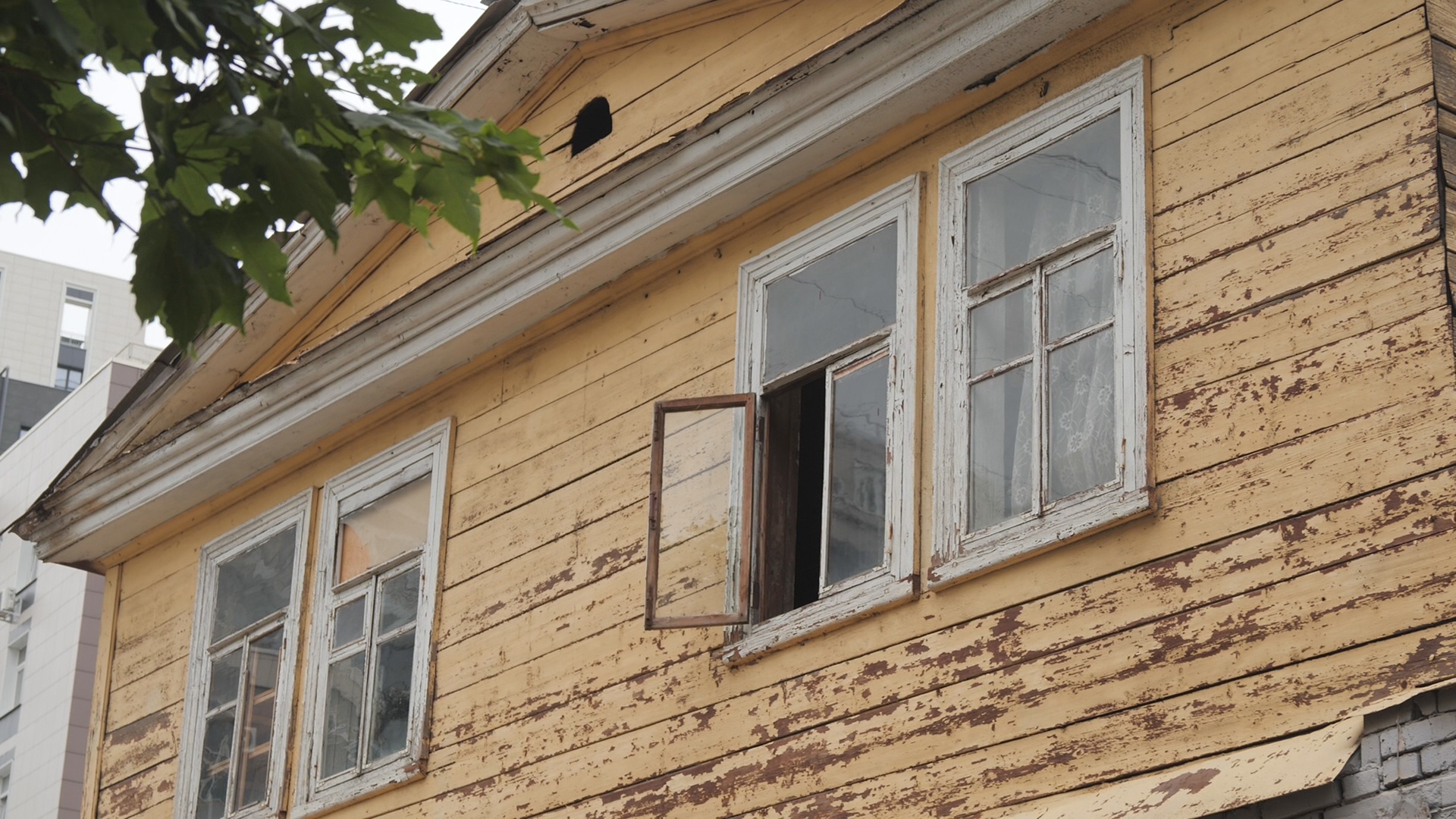 В Уфе неизвестные ограбили расселенные памятники архитектуры на Октябрьской  революции - Новости - Уфа - UTV