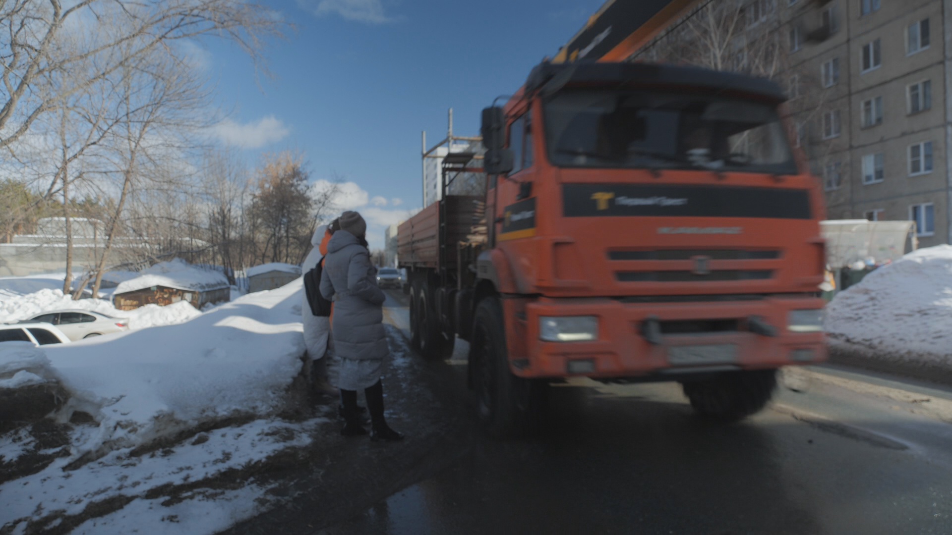 Уфимцы с трудом водят детей в школу из-за плохой дороги. Её не будут  ремонтировать до 2024 года - Новости - Уфа - UTV