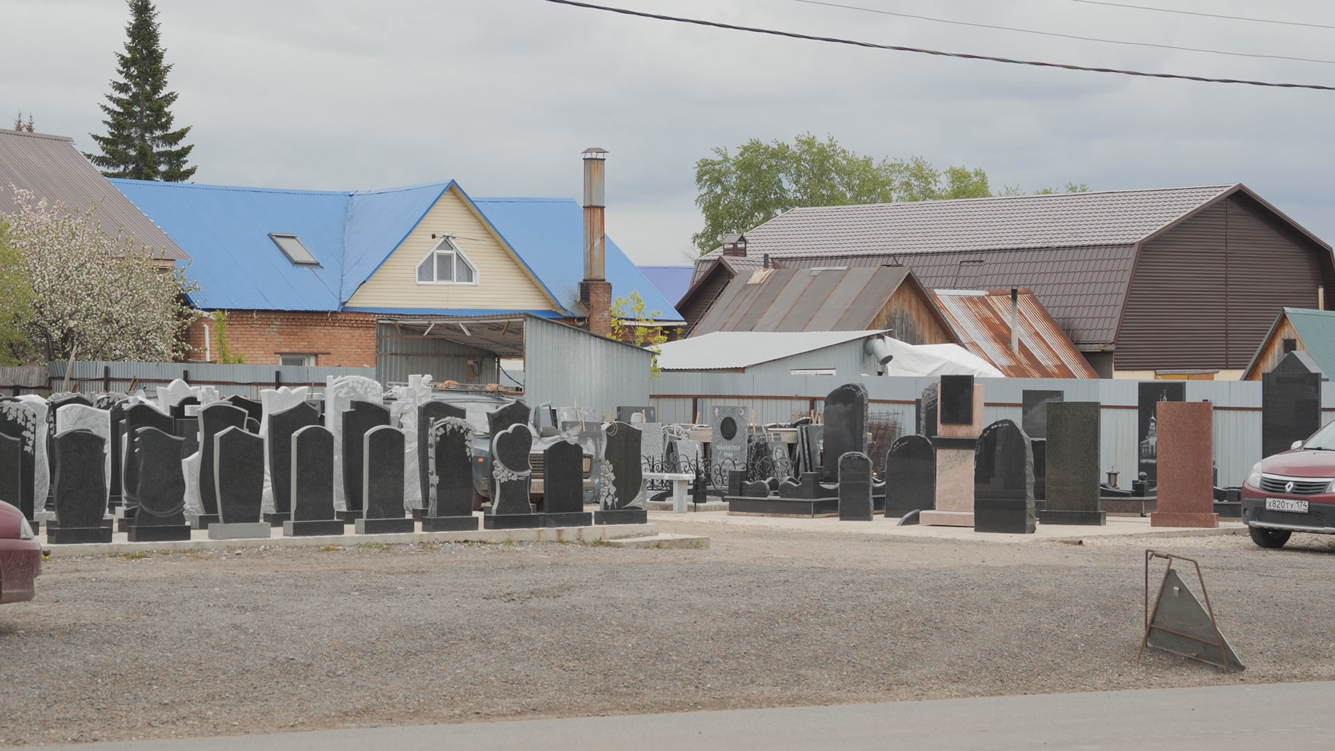 Уфимцы, живущие возле кладбища, жалуются на изготовителей надгробий -  Новости - Уфа - UTV